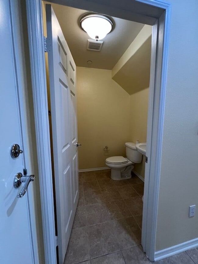 Building Photo - Beautiful 2 Bedroom, 2 1/2 Bathroom Porter Ranch Townhome! Ready for Move In!