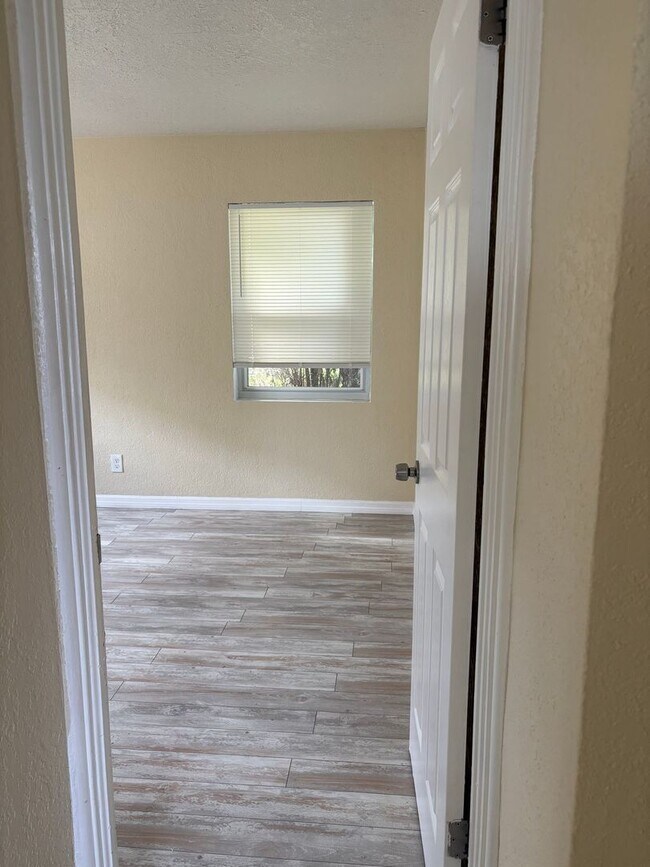 Building Photo - Beautifully Appointed 3/2 w Garage For Ren...