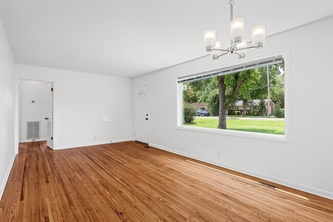 Building Photo - 2118 Crystal Dr