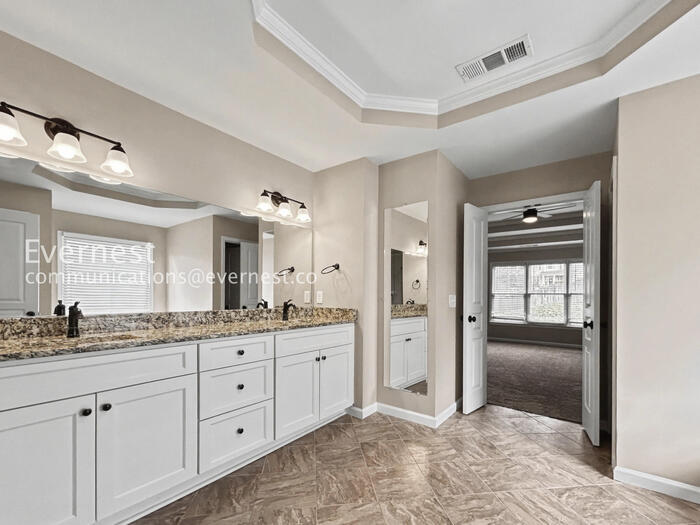 Building Photo - 1034 Middlebrooke Dr