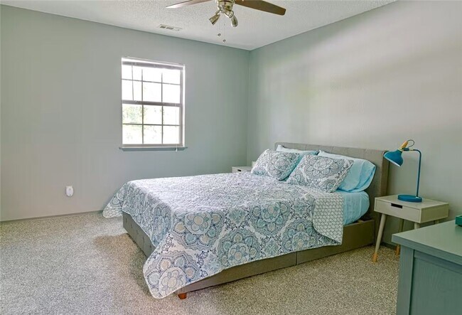 Building Photo - 106 NW Park St