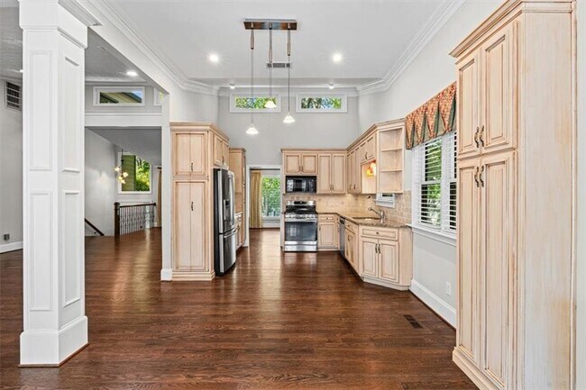 Building Photo - 2420 Castle Ln NE