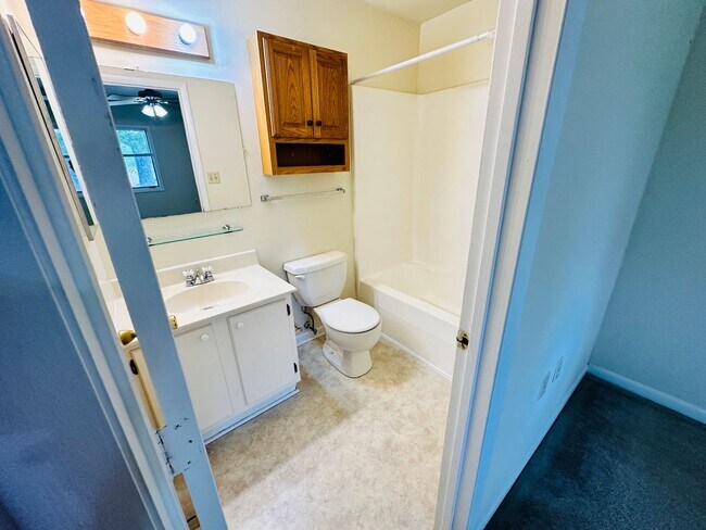 Building Photo - 3 Bedroom 2.5 Bath Townhouse