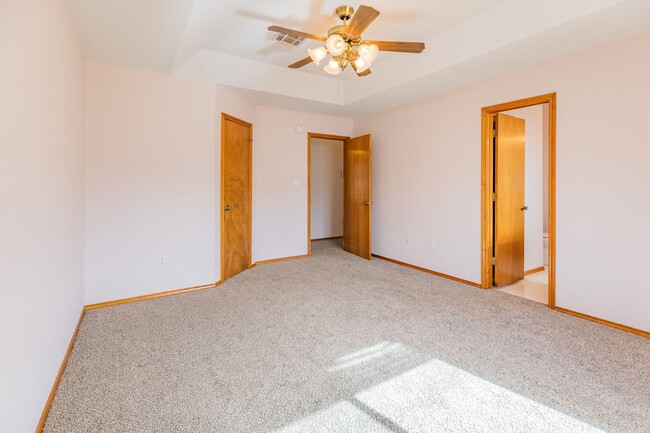Building Photo - Inviting 3 Bed 2 Bath - Pet Friendly!