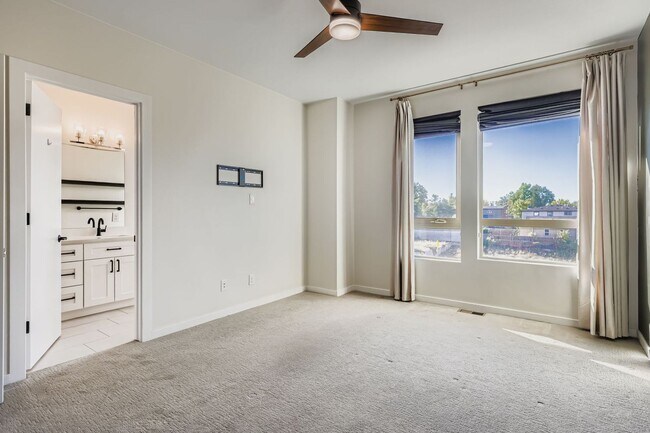 Building Photo - Modern 2bed/2 Bath in the Heart of Denver!