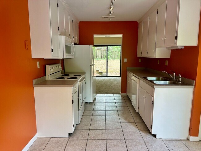 Building Photo - 1209 Chatham Ridge