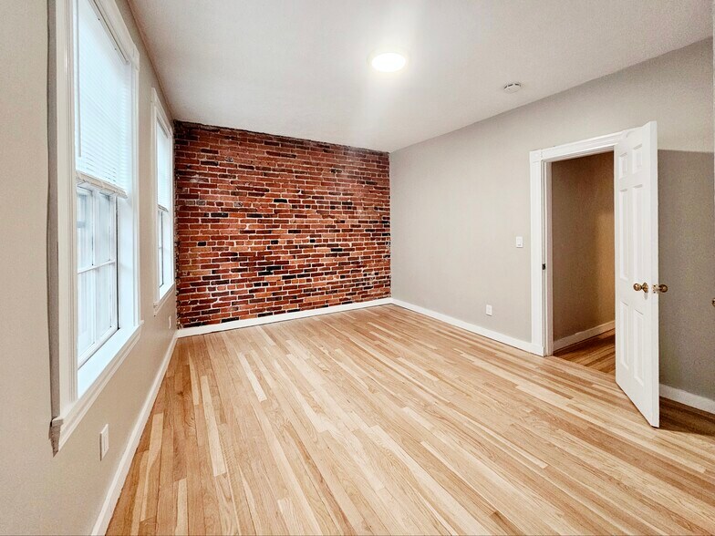 Building Photo - 82 Phillips St