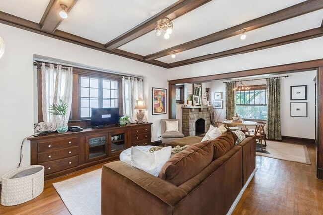Building Photo - Fantastic West Plaza Bungalow