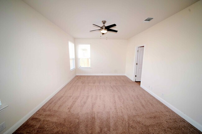 Building Photo - Immaculate rental now available in coveted...