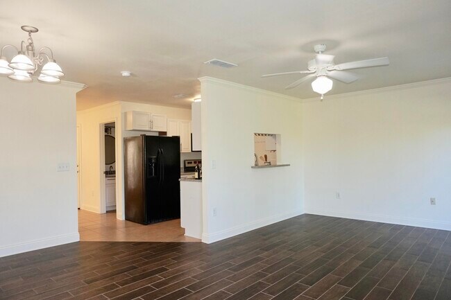 Building Photo - 765 Majestic Dr