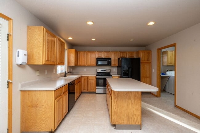 Building Photo - 3 bed, 2.5 bath Home in English Ranch Neighborhood