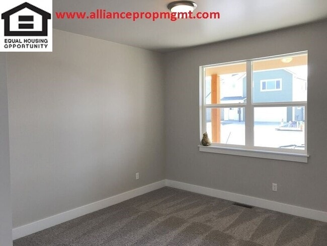 Building Photo - Spectacular 4-bedroom home in great location!