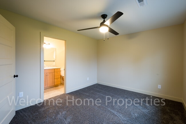 Building Photo - 72 NE Hadley Way