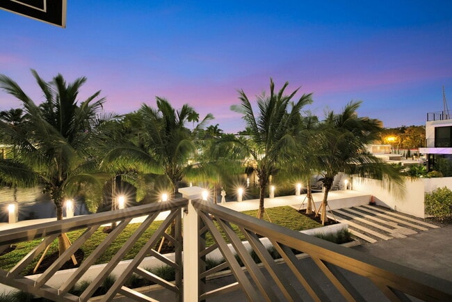 Building Photo - 400 Mola Ave