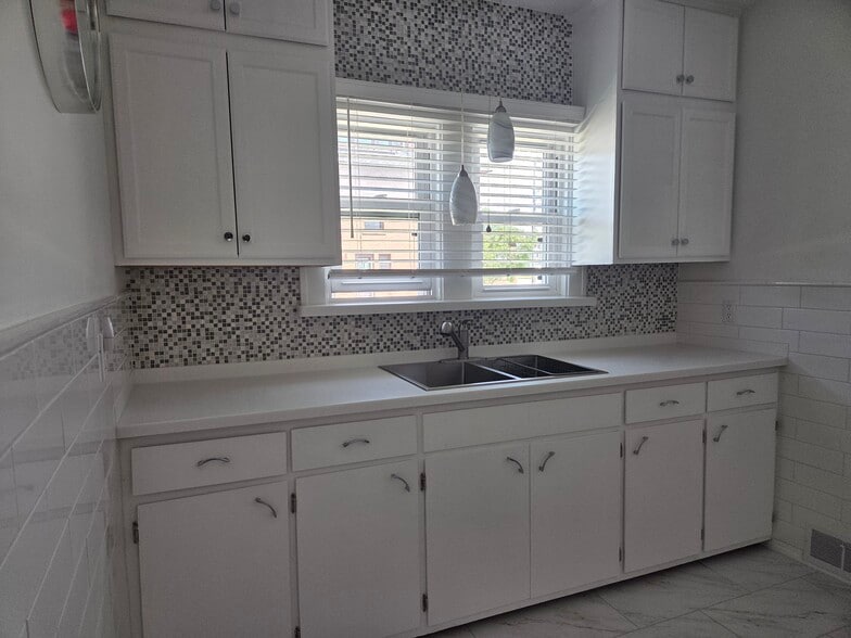 Building Photo - 328 E 6th St