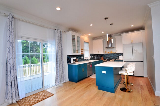 Building Photo - 5 Oakwood Cir