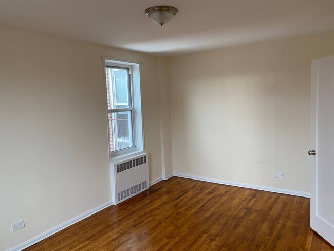 Building Photo - 88-10 35th Ave