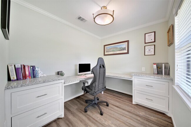 Building Photo - 4402 Fallbrook Dr