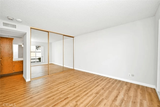 Building Photo - 2805