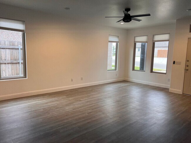 Building Photo - 3 Bedroom Rental Available July 9th in Fre...