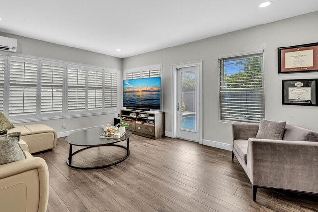 Building Photo - 746 NE 16th Terrace