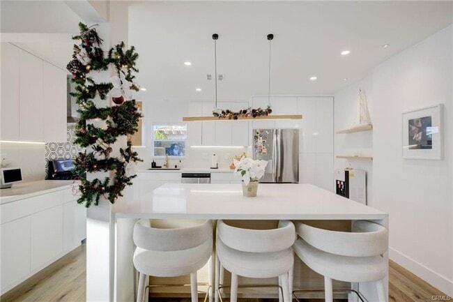 Building Photo - 8161 Encino Ave