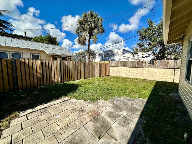 Building Photo - 11 SW 11th Ave