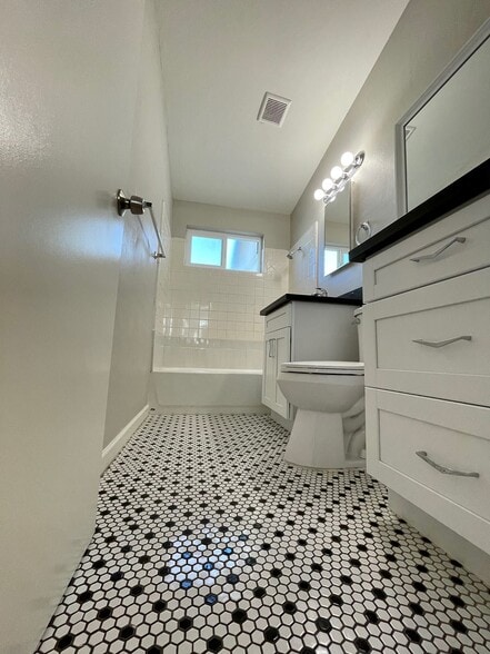 Building Photo - 2012 E Howe Ave