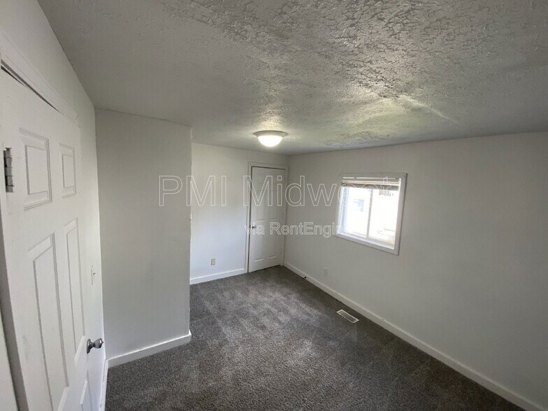 Building Photo - 815 S Calumet St