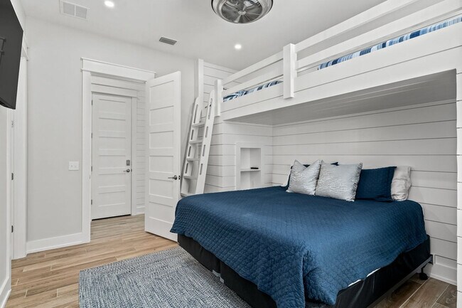 Building Photo - 14300 Front Beach Rd