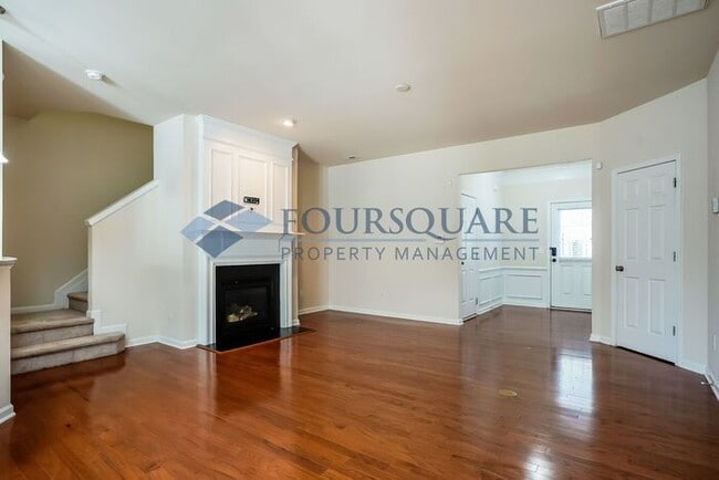 Building Photo - Spacious 3- Bed Townhome  With Back Patio ...