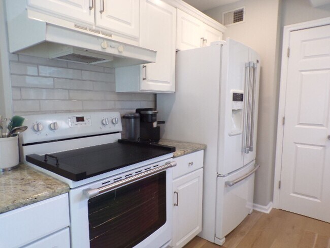 Building Photo - Adorable Home Located In Yacht Cove