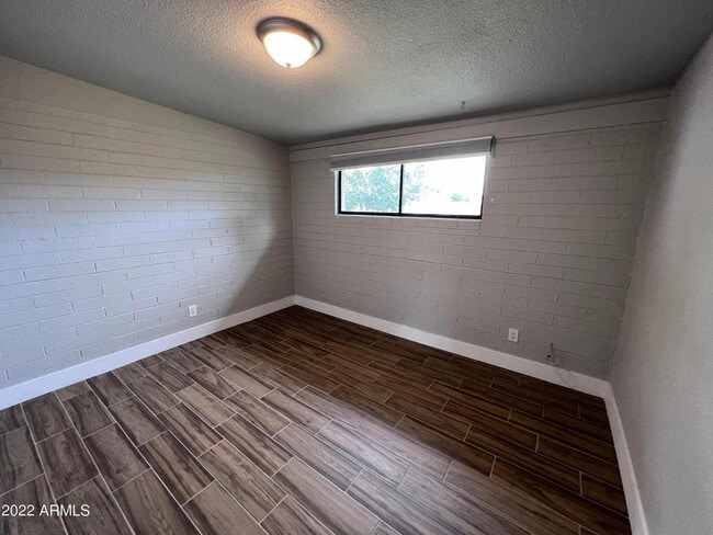 Building Photo - 1405 S Farmer Ave