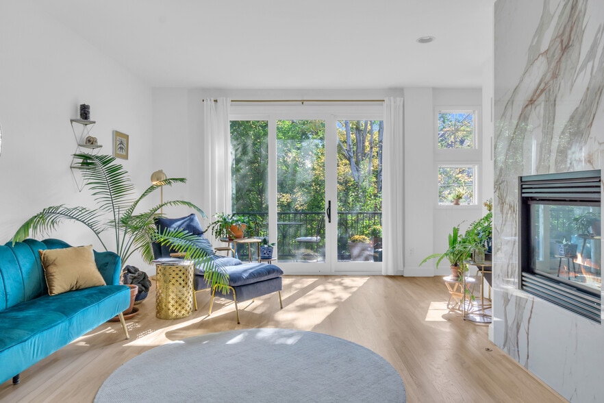 Living room - 1619 N Franklin St