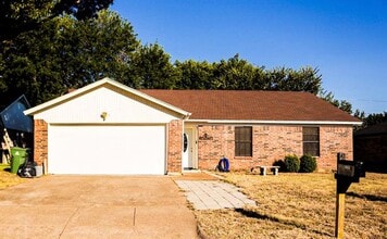 Building Photo - 6205 Maple Springs Dr