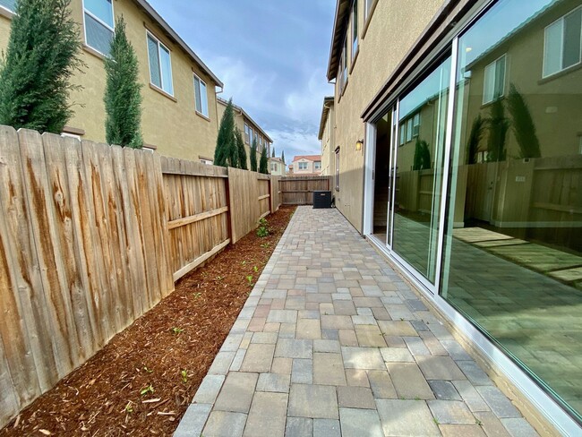 Building Photo - AVAILABLE BY 5/9, SPACIOUS 3 BED, 2.5 BATHS, 2 CAR GARAGE WITH LARGE BACKYARD ON A CUL-DE-SAC