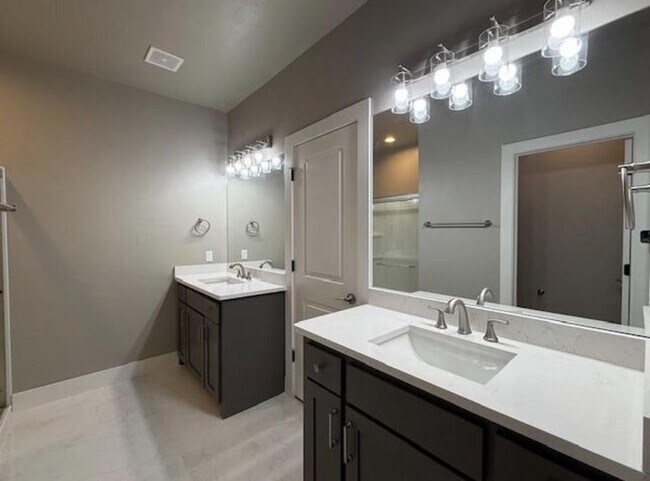 Building Photo - 604 Abadan Dr