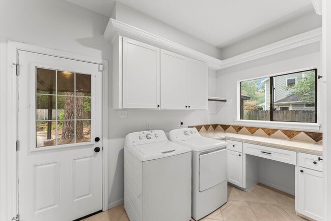 Building Photo - 6 Thornhedge Ct