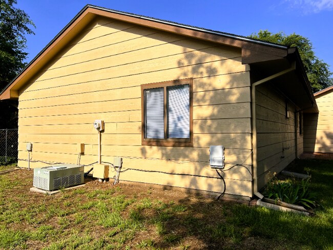 Building Photo - 2018 Rosewood Ct