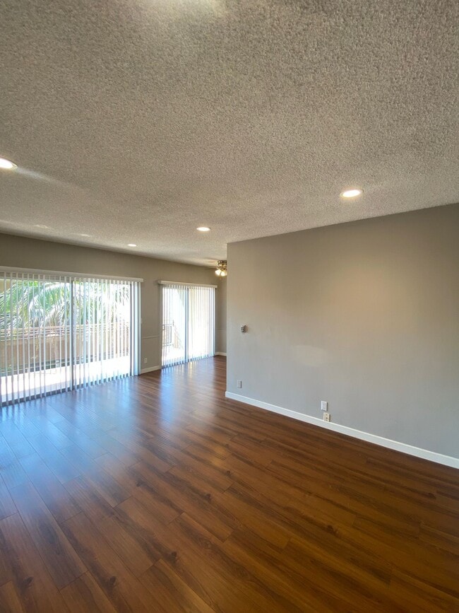 Building Photo - 1411 College View Dr