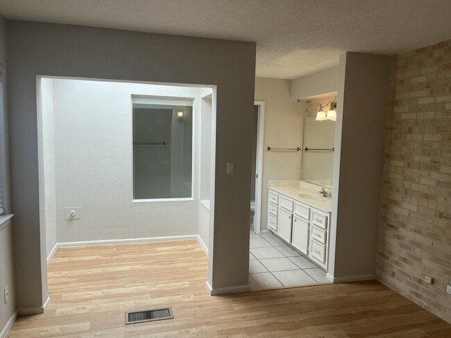 Building Photo - 4449 Walden Ln NE