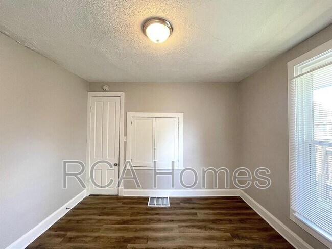 Building Photo - 433 N Bradley Ave