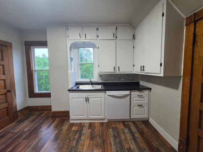 Primary Photo - 750 Baker St