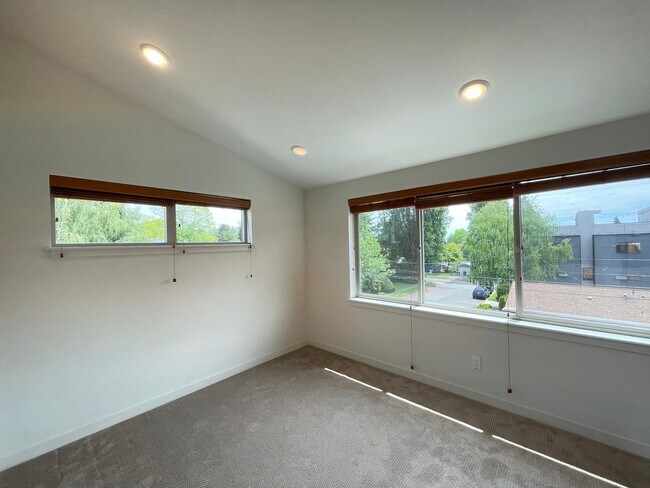 Building Photo - 3638 NE 73rd Pl