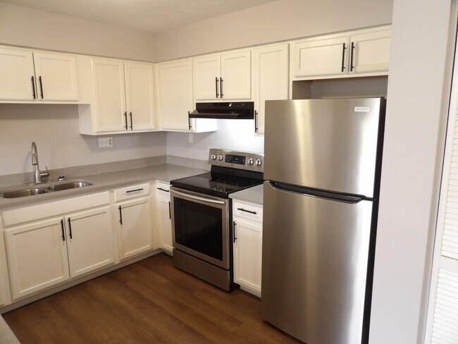 Building Photo - 902 Plaza Dr