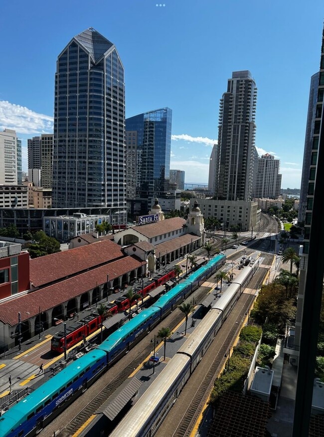 Building Photo - Newly updated features! 1 bedroom, 1.5 bat...