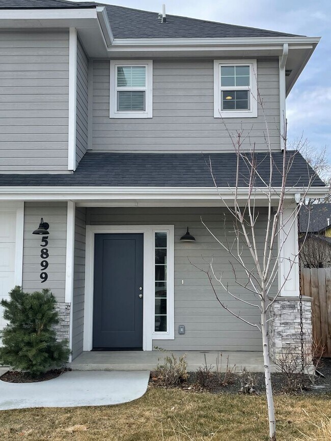 Building Photo - Beautiful3 bed 2,5 bath townhouse in Garden City