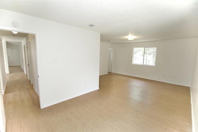 Building Photo - 2206 Spring Breeze Dr