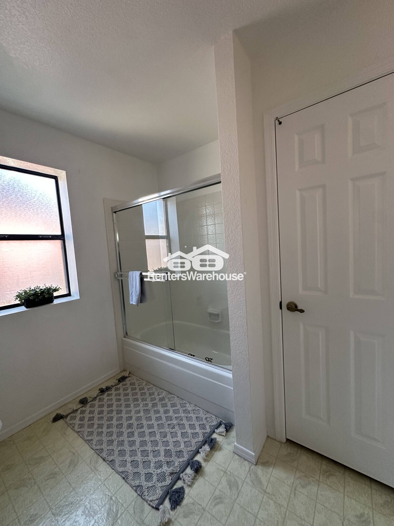 Building Photo - 1011 E Renee Dr