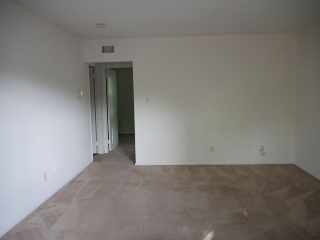 Building Photo - 3822J Country Club Rd
